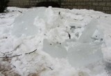 Несколько людей в Вологде чуть не погибли из-за упавшей снежной глыбы