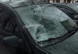 Ледяная глыба разбила стекло и помяла крышу легкового автомобиля в Череповецком районе