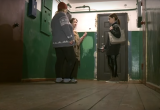 Бездомная преступница-рецидивистка родила ребенка в подъезде жилого дома (видео)