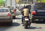 Мотоциклистам разрешат ездить между рядами и могут сделать для них отдельную стоп-линию