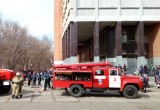 В школе № 8 города Вологды из-за сильного задымления эвакуировали учеников и учителей (фото)