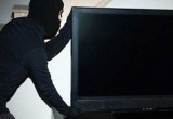 Безработный уголовник зашел к пьяному незнакомцу и забрал у него телевизор