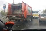 В Череповце столкнулись пассажирский автобус и мусоровоз