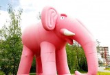 В центре Череповца поселился гигантский розовый слон