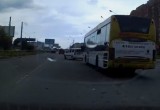 В Череповце в автобусе из-за резкого торможения упала беременная женщина (ВИДЕО)