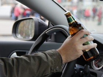 В Вологде пьяный шофер «прокатил» полицейского, зажав ему руку в машине