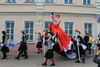 В Череповце в День России проходит фестиваль уличных театров