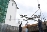 На Софийском соборе Вологды установили отреставрированный крест (ФОТО)