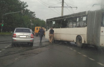 В Череповце легковушка столкнулась с автобусом на трамвайных путях