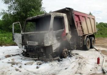 Грузовик «Вольво» сгорел на дороге под Шексной