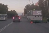 В Вологде мотоциклист столкнулся с троллейбусом и иномаркой (ВИДЕО 18+)