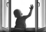 СК ведет проверку случая падения маленькой девочки из окна в Череповце