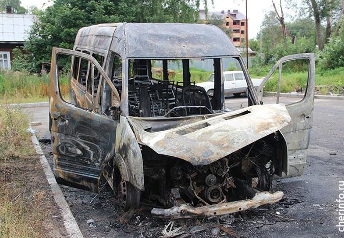 Микроавтобус «Фольксваген» подожгли ночью в Череповце