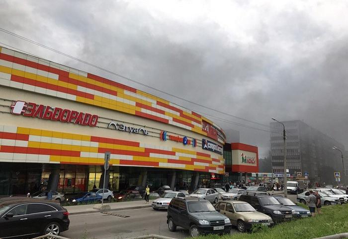 ТРЦ «Макси» на проспекте Победы в Череповце открылся после пожара