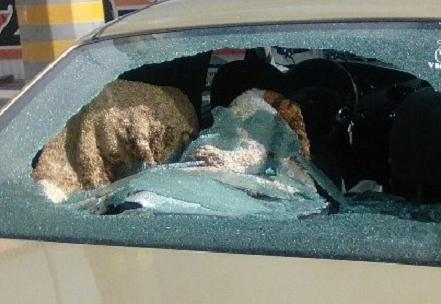 В Череповце хулиганы разбили стекло в машине мирового судьи