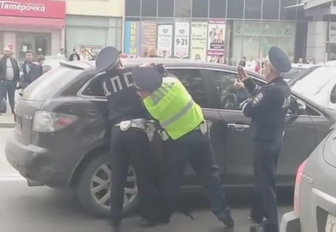 В Череповце угонщик отказывался выйти из машины, оскорблял полицейских и даже применил против них силу