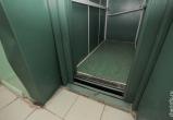 Вандалы разгромили кувалдой лифт в жилом доме Череповца