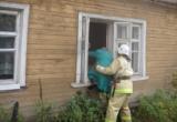 Неходячую бабушку и ребенка спасли с пожара в Соколе