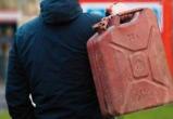 Жители Ярославля слили 240 литров бензина у работодателя в Череповце