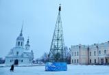 На Кремлевской площади Вологды начали устанавливать искусственную елку