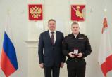 Губернатор Олег Кувшинников наградил двоих полицейских за спасение утопающих