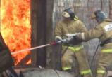 Десять человек спасли из горящего дома в вологодском Лукьяново