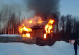 Двухэтажный дом с мансардой сгорел в Череповце из-за неисправности отопительного котла