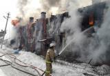 После пожара в Соколе, в котором погиб человек, от дома остались только трубы (ВИДЕО)