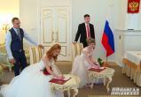 Сестры-двойняшки из Вологды одновременно вышли замуж в пятницу, 13-го