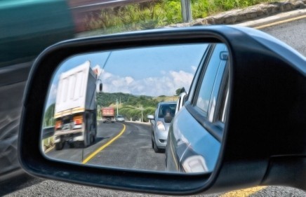 По статистике, практически у всех водителей зеркала заднего вида отрегулированы неправильно.