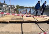 Вологжане продолжают ходить по обвалившемуся мосту, игнорируя запрет (ФОТО)