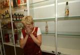 Продавщица супермаркета украла бутылку водки и выпила в подсобке