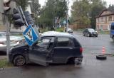 В Вологде «Матиз» едва не развалился в результате ДТП: свороченный светофор и оторванное колесо на дороге (ФОТО) 