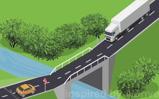 Кто имеет преимущество на этом мосту: фура или легковушка?