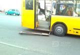 В вологодском автобусе 48 маршрута оторвалась дверь на остановке 