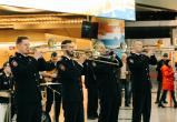 Музыкальный флэшмоб в аэропорту Внуково: оркестр МВД России произвел настоящий фурор среди пассажиров (ВИДЕО)