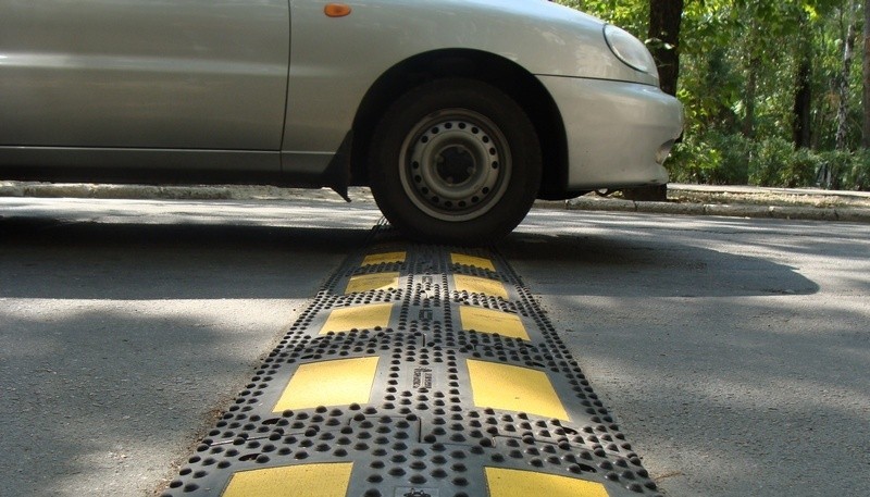 &laquo;Лежачий полицейский&raquo;: как правильно проезжать искусственную неровность?