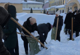 Саратовская чиновница заставила учителей в 20-градусный мороз убирать снег в мешки