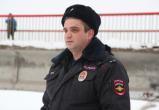 Полицейские, рискуя жизнью, спасли мальчика, сняв его со льда реки Вологды