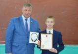Юного храбреца из Вологодской области наградили за спасение тонущего мальчика
