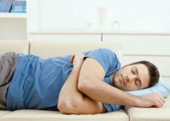 Ученые: Сон на боку продлевает жизнь и избавляет от храпа
