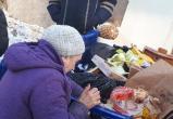 Будни великой страны: пенсионеры дерутся за еду на помойке (ФОТО)