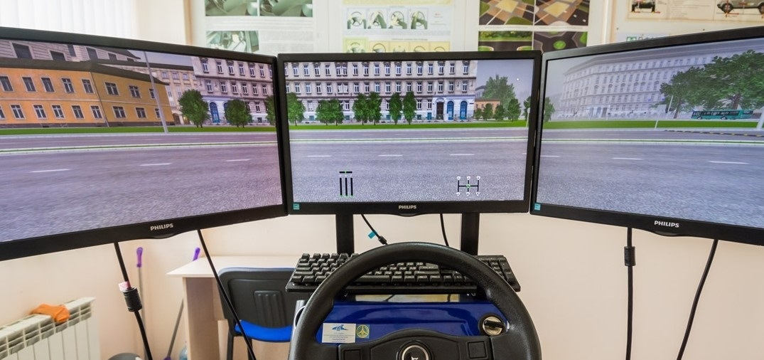 Наличие автотренажера в авто-школе - это удобно!