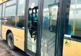 В Череповце в час пик автобус обстреляли из пневматики 