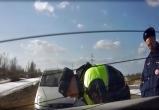 Инспекторы ГИБДД выручили на дороге под Кирилловом семью с грудным ребенком (ВИДЕО)