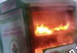 Неизвестные подожгли автомат для сбора макулатуры в Вологде