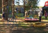Ко дню рождения годовалого сына 70-летний пенсионер построил детскую площадку для всех детей деревни Костяевка (ВИДЕО)