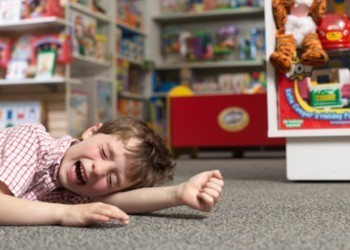 Как избежать детских истерик в магазине: 5 советов родителям