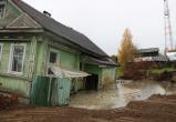Дом в Белозерске, рядом с которым пробурили скважину, стал уходить под воду. Спасатели выносят мебель (ФОТО)