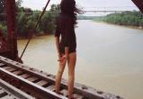 Босая, раздетая девушка хотела спрыгнуть с моста в Вытегре